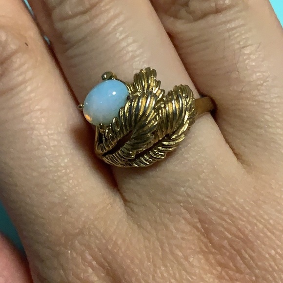 Cosmetic gold tone feathers & faux moonstone ring - Picture 2 of 2